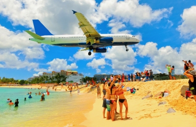 Maho Beach Strand am Flughafen St Maarten (Solarisys / stock.adobe.com)  lizenziertes Stockfoto 
License Information available under 'Proof of Image Sources'